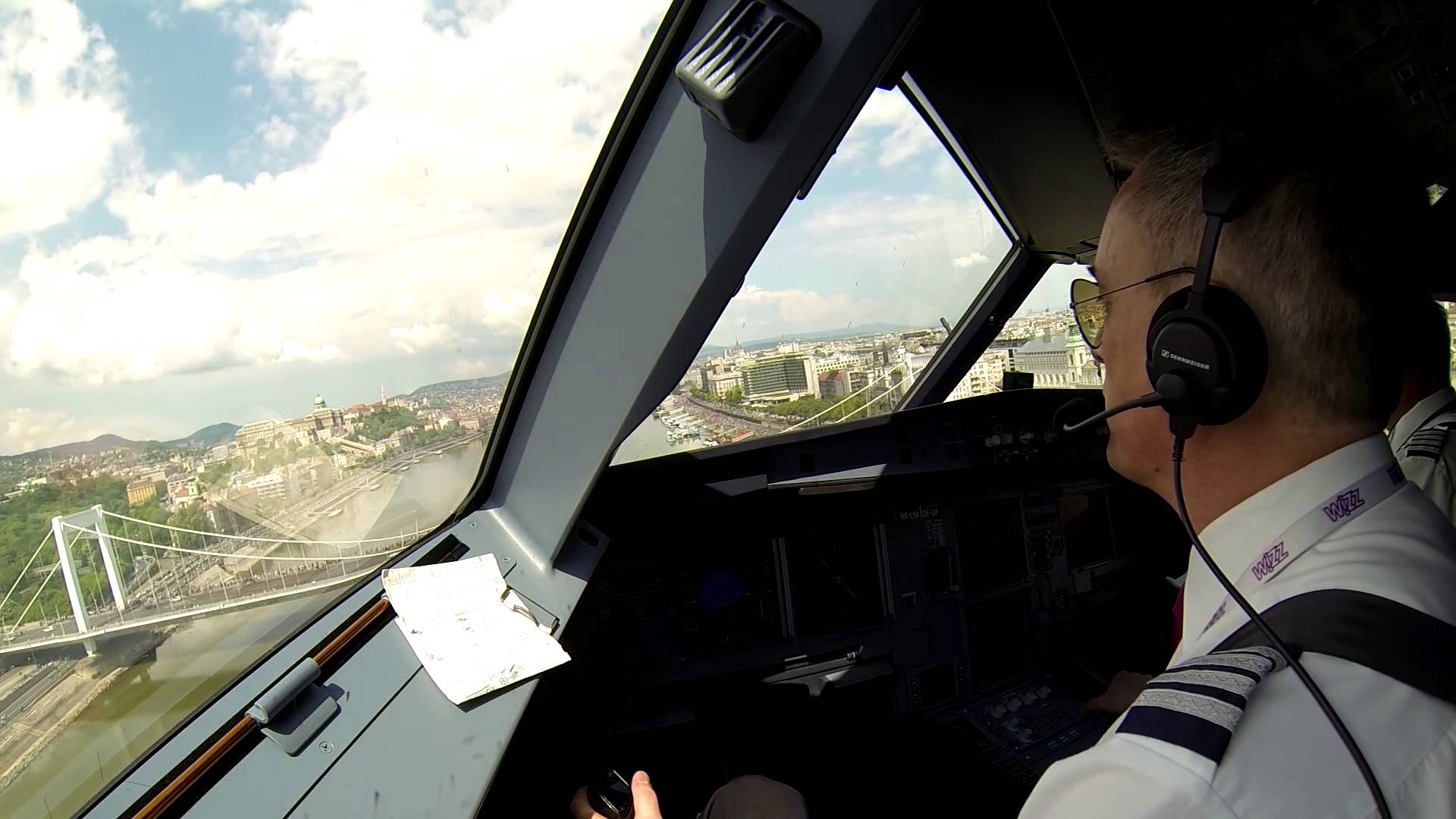 Pilot’s and bird’s view of WizzAir’s fly-by over Budapest